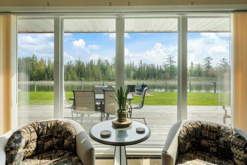Beautiful Log Cabin on the River with Hot Tub