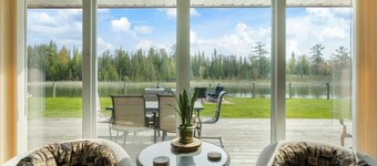 Beautiful Log Cabin on the River with Hot Tub