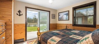 Beautiful Log Cabin on the River with Hot Tub