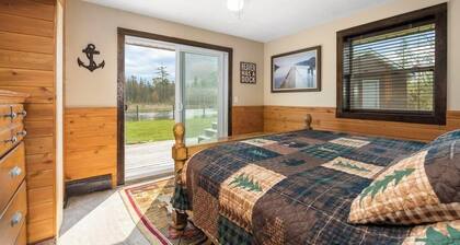 Beautiful Log Cabin on the River with Hot Tub