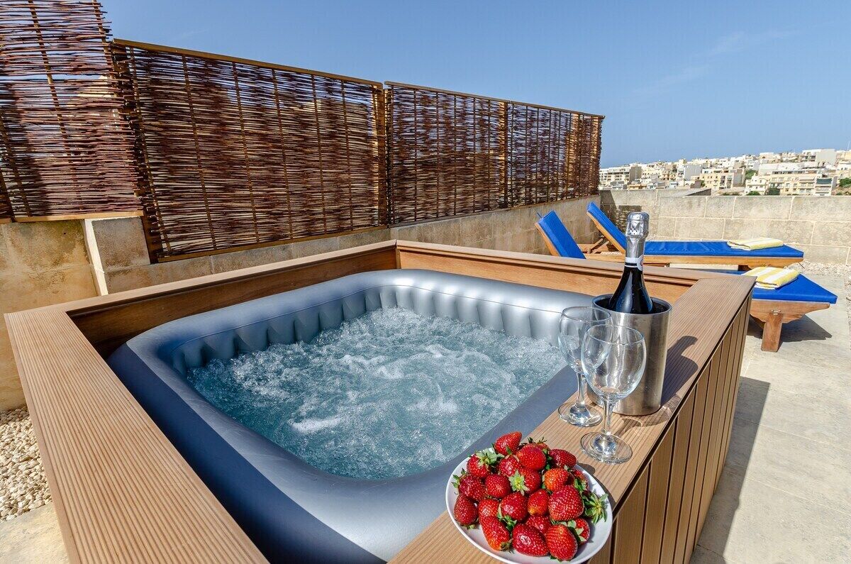 Outdoor spa tub
