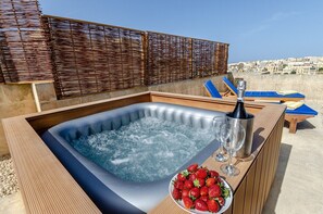 Outdoor spa tub - Gozo PH w/private Rooftop Hot Tub, Terrace + Views (Ix-Xaghra)