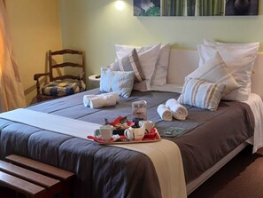 Habitación Confort con 2 camas individuales | Ropa de cama de alta calidad, edredones de plumas, decoración individual