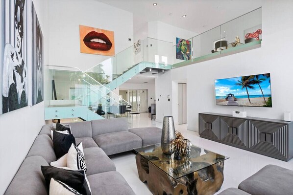 テレビ、ステレオ、書斎 / ワークスペース