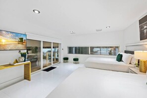 6 soverom, skrivebord, strykejern/-brett og reiseseng for barn