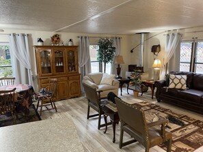 Living area - Home in the heart of Riggins! (Riggins)
