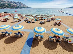 On the beach, beach shuttle, sun-loungers, beach umbrellas - Hotel Dolce Vita  (Budva)