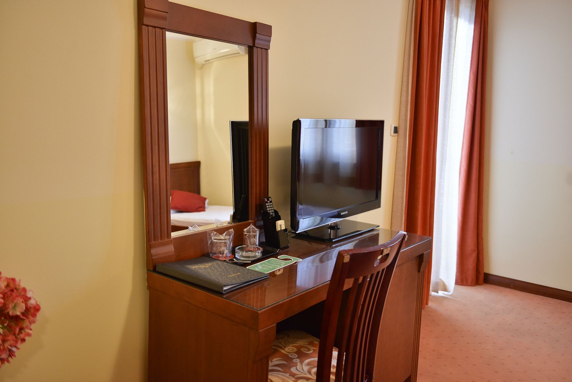 프리미엄 채널 시청이 가능한 32인치 LCD TV, TV