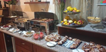 Café da manhã com buffet grátis todos os dias