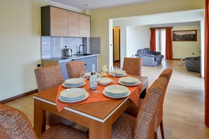 Apartamento presidencial, 2 quartos, vista para o mar | Área de estar | TV LCD 32 polegadas com canais de TV premium, TV