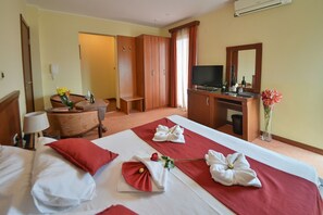 Sengetøy av topp kvalitet, memory foam-senger og safe på rommet