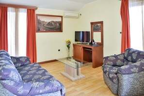Apartamento presidencial, 2 quartos, vista para o mar | Área de estar | TV LCD 32 polegadas com canais de TV premium, TV