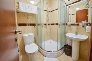 Regadera, amenidades de baño gratuitas, secadora de cabello, pantuflas 