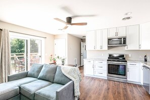 Living area - Sleeps 12: Apt & 3 rooms with common area and deck (Jericho)