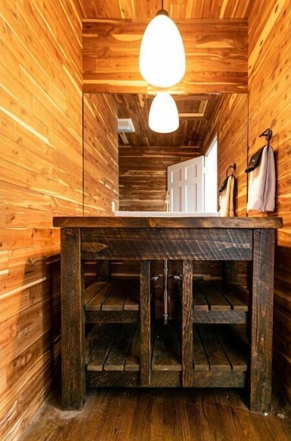 Interior - Sleeps 12: Apt & 3 rooms with common area and deck (Jericho)