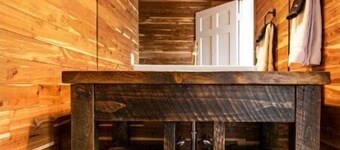 Sleeps 12: Apt & 3 rooms with common area and deck