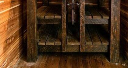 Sleeps 12: Apt & 3 rooms with common area and deck