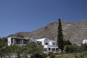 Exterior - One bedroom apartment with free car rental (Heated Pool) (Περίσσα)