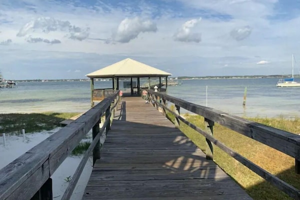 Perfect location on the sound and walking distance to everything on Navarre Bch.