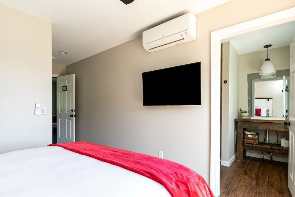 Inn at 84 Cortland: Cozy 1BR private entrance/bath