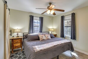 2 bedrooms, desk, travel cot, Internet