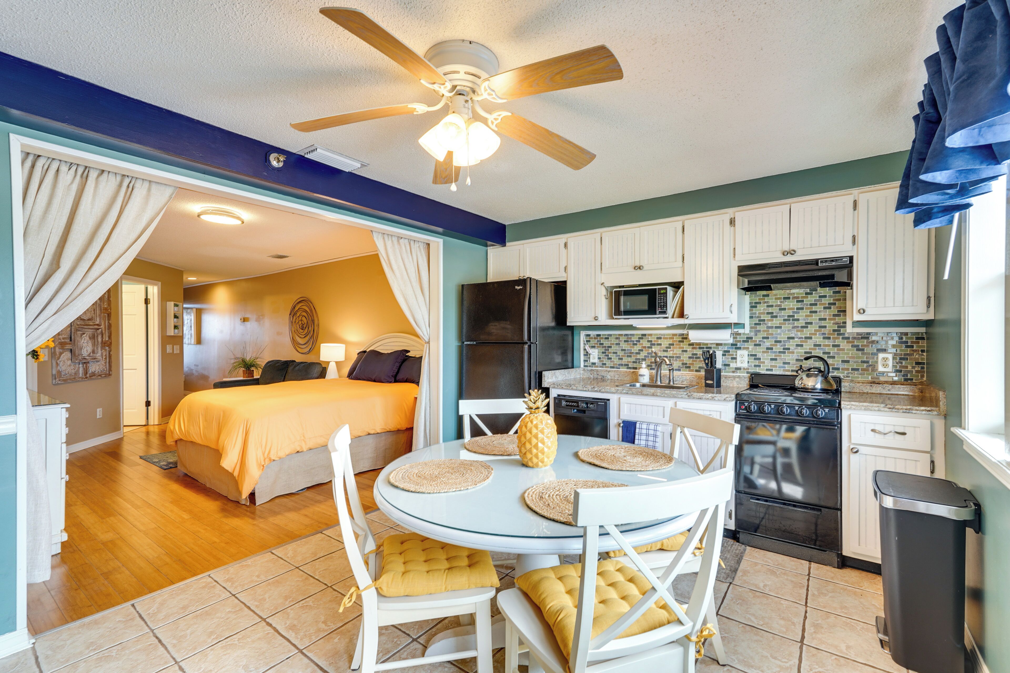 Coffee/tea maker, fridge, microwave, stovetop