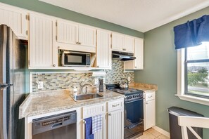 Fridge, microwave, stovetop, dishwasher - Charming Panama City Studio w/ Community Pool! (Panama City)
