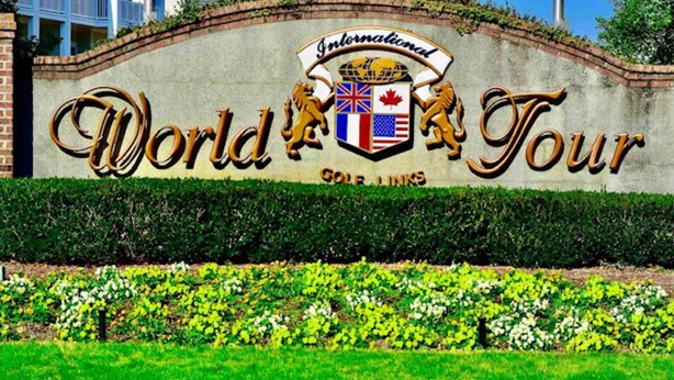 Un cartel para el World Tour con un escudo que muestra leones y banderas.