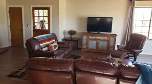 Smart TV y chimenea 