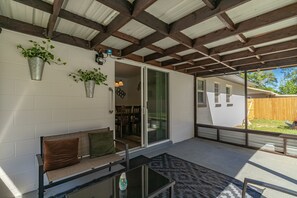 Outdoor dining - Pool Home in Ocala -Casa Oasis (Ocala)