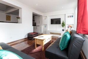 Casa, baño privado | Salón