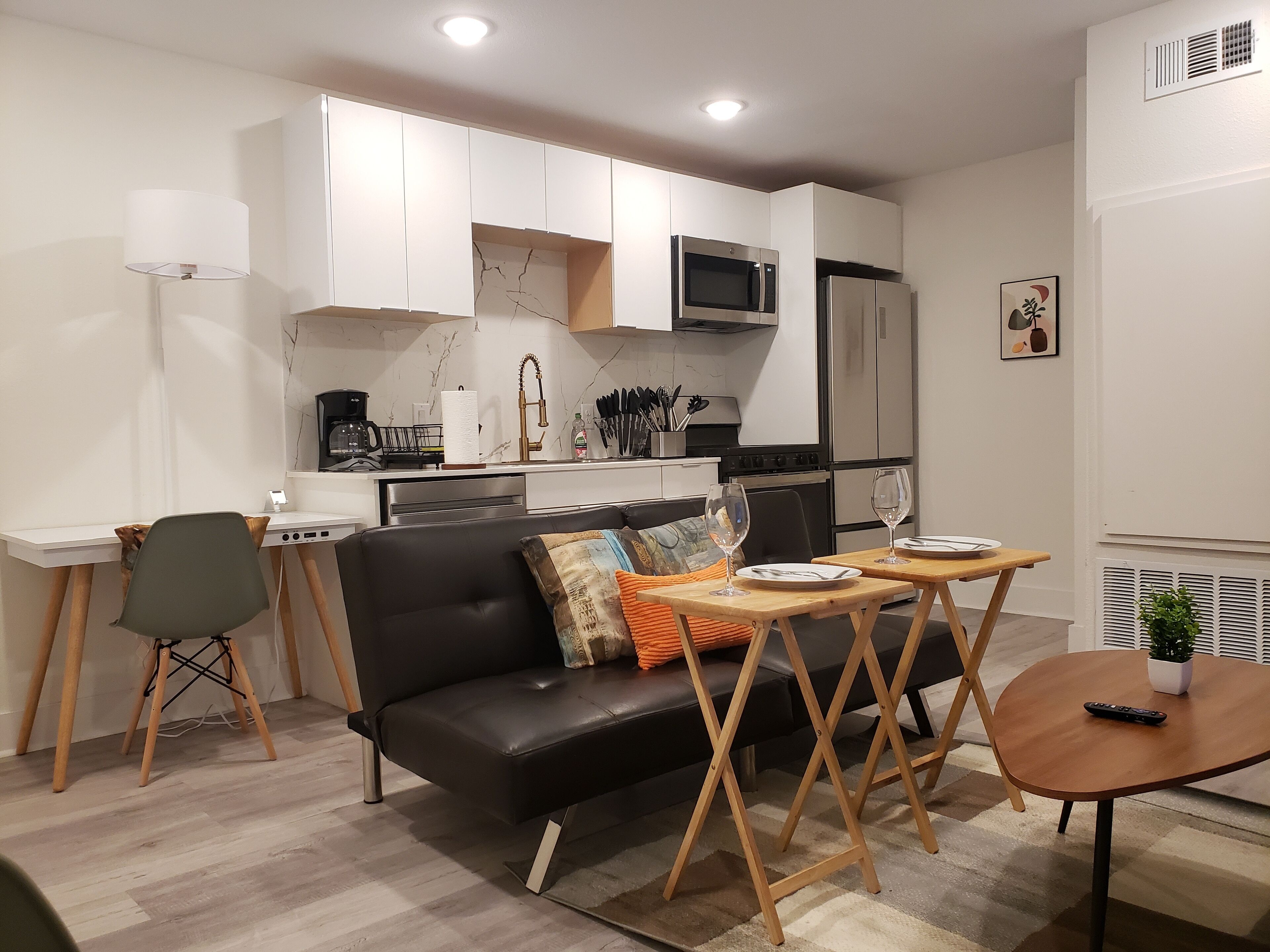 Top Floor | Fast Wifi| King Bed!