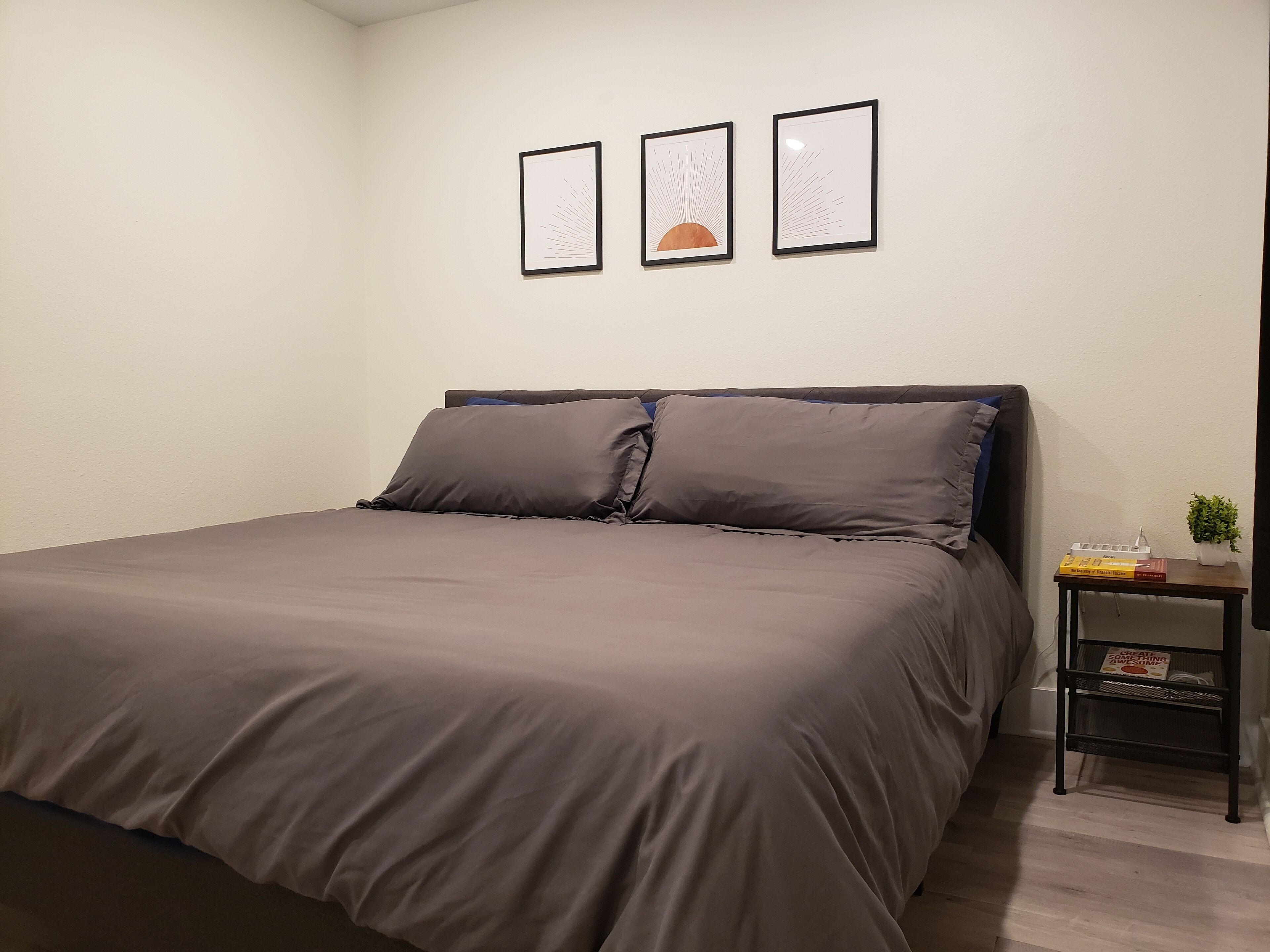 Top Floor | Fast Wifi| King Bed!