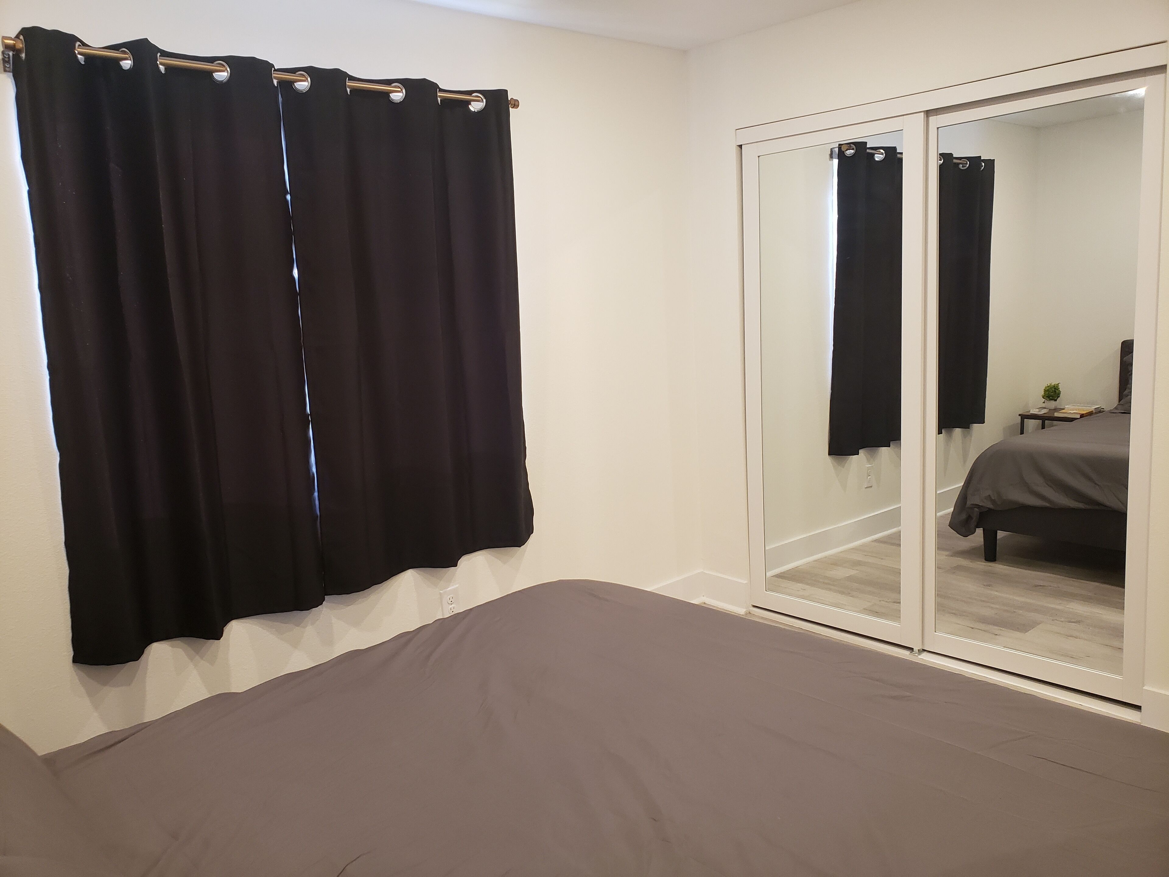 Top Floor | Fast Wifi| King Bed!