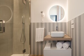 Shower, hair dryer, bidet, towels - Blue Suite by Studio Vita (Bologna)