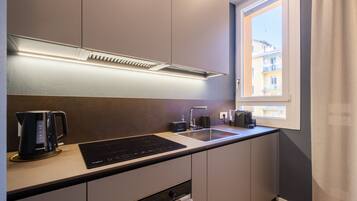 Full-sized fridge, oven, stovetop, dishwasher