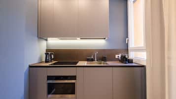 Full-sized fridge, oven, stovetop, dishwasher