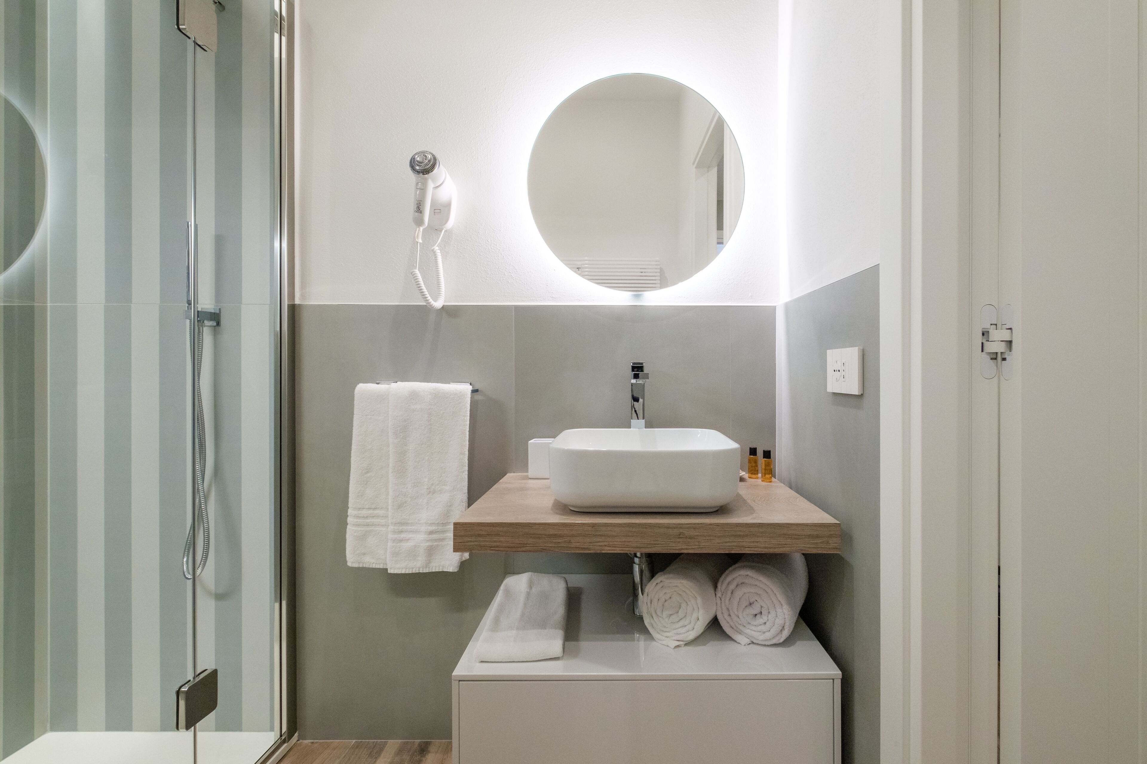 Regadera, secadora de cabello, bidet, toallas 