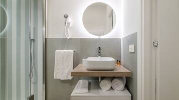 Regadera, secadora de cabello, bidet, toallas