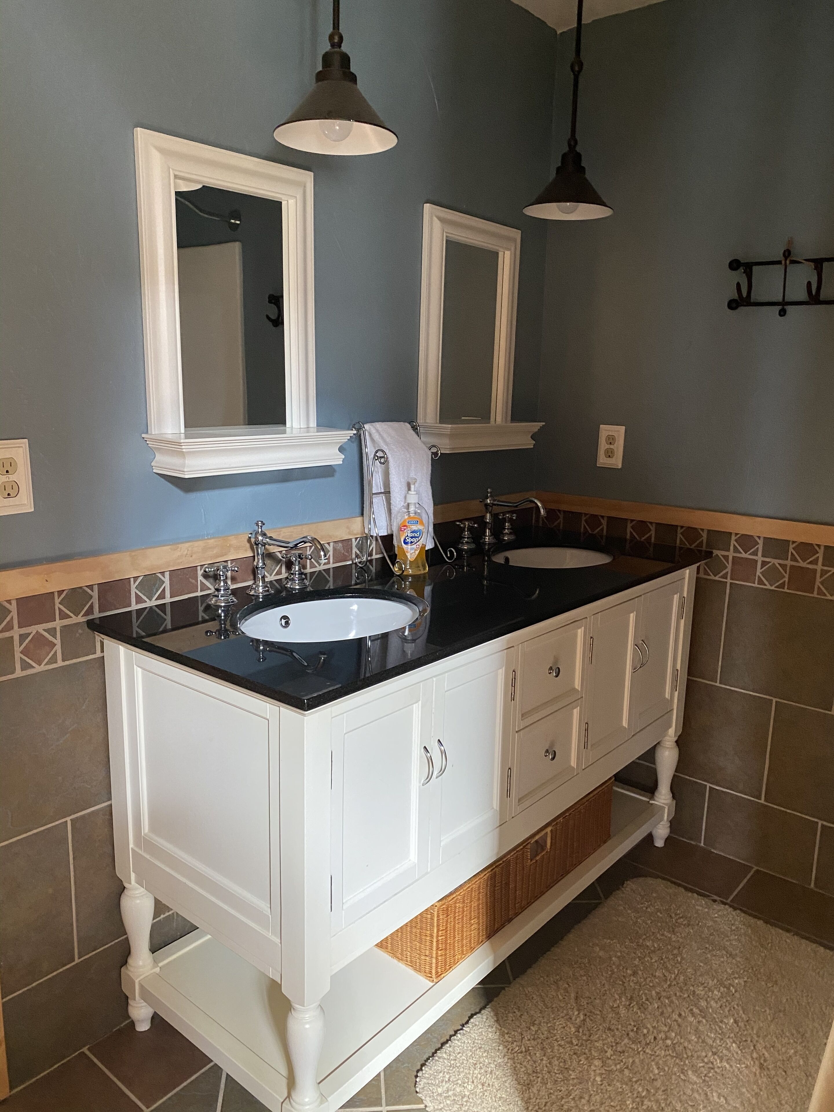 TWIN CREEKS, GETAWAY IN THE MOUNTAINS