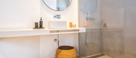 Shower, free toiletries, towels