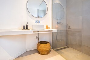 Regadera, amenidades de baño gratuitas, toallas 