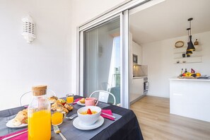 Dining - Apartment w/ Pool & Sea View in Praia do Vau (Portimão)