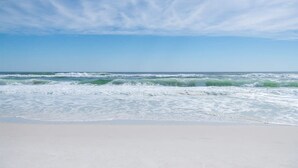 Une plage où les vagues se brisent près du rivage.