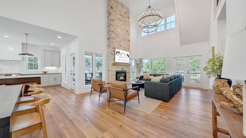 Sunset Ridge, Lakefront NEW Luxury w/ 7-Bedrooms + Heated Salt Pool, Covered Decks, Hot Tub & Dock!