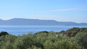 A coastal landscape with a view of the sea and distant mountains. - Haut de Villa, Calme, vue mer (Serra-di-Ferro)