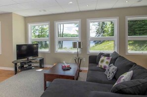 TV, lettore DVD, tavolo da calcetto