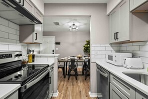 Refrigerador, cafetera y tetera y utensilios de cocina 
