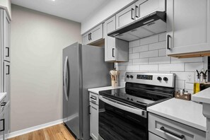 Refrigerador, cafetera y tetera y utensilios de cocina 