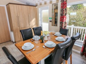 Dining - Mountain View Lodge (Whitland)